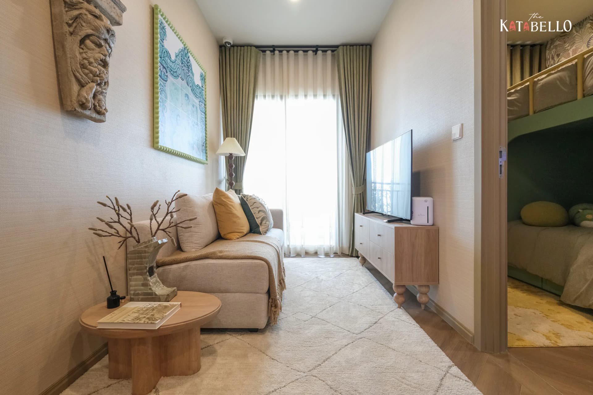 Echte Musterwohnung, 1 Schlafzimmer Plus 47 m²: das Wohnzimmer im Fensterlicht